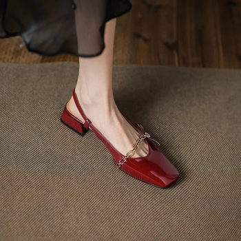През лятото на 2022 Дамски обувки квадратен чорап буци петата сандали жени, лакирани с непрекъсната верига от ниски токчета вино-червено/бежови обувки за жени