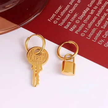 ALLNEWME багаж преувеличен Златист Цвят Заключване Асиметричен Ключ с Висулка, Обеци за Жени Женски Титанов Стоманени Обеци Аксесоари
